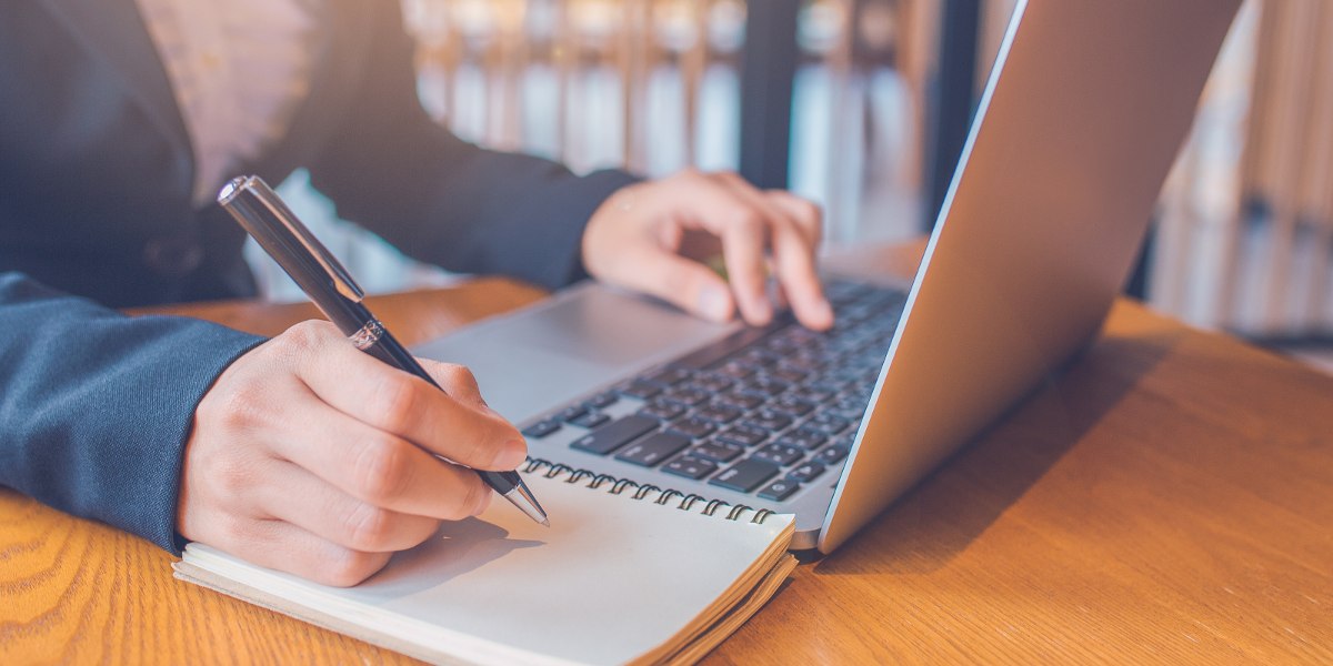 cursuri online, femeie la laptop care urmareste un curs online si isi ia notite | mindclass